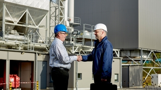 Engenheiro de vendas da Endress+Hauser com o gerente de uma usina de energia