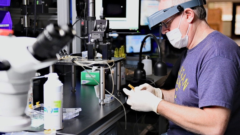 Vista interna da produção dos analisadores de espectroscópica Raman.