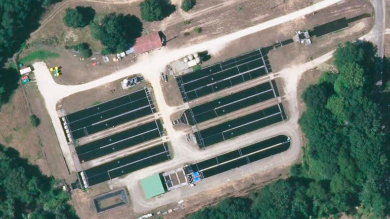 Vista aérea de uma fazenda de peixes de circuito aberto com recirculação da água