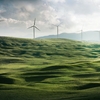 Moinhos de vento em campos verdes