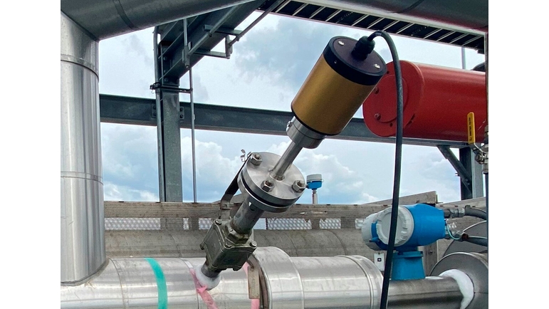 Sonda criogênica Raman da Endress+Hauser com flange instalada em um sistema de carregamento de caminhões de GNL