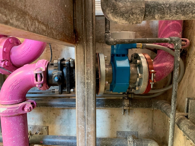 A Promag W com um projeto de passagem total 0 x DN instalado em um espaço confinado