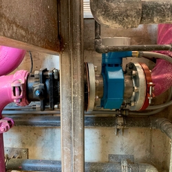 A Promag W com um projeto de passagem total 0 x DN instalado em um espaço confinado