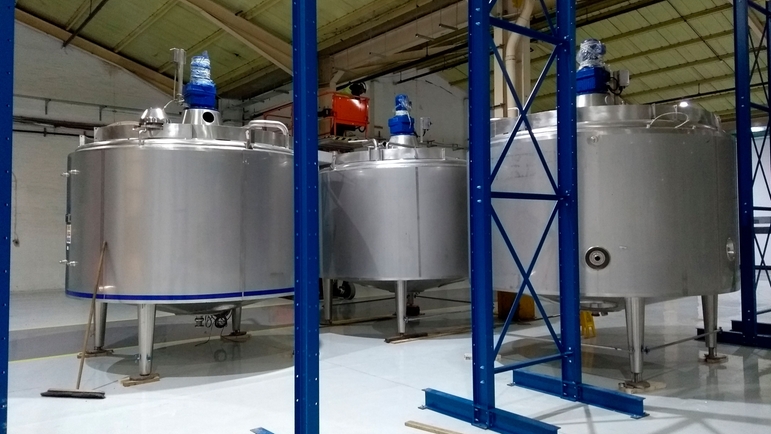 Foto dos tanques de lavagem nos circuitos seguintes da Holiferm