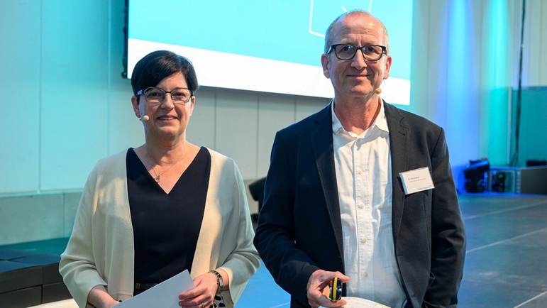 Dra. Christine Koslowski e Dr. Andreas Mayr lideraram o programa e homenagearam os vencedores deste ano