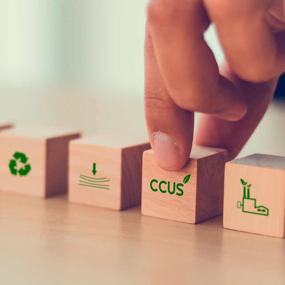 Conceito de Captura, Utilização e Armazenamento de Carbono (CCUS) simbolizado por cinco blocos.