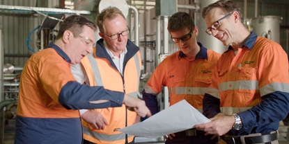 A equipe da Wildfire Energy Australia discutindo a construção e os processos de sua planta piloto.