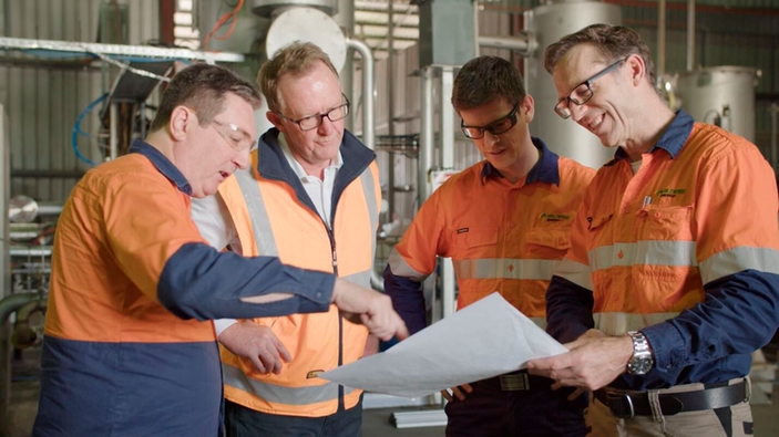 A equipe da Wildfire Energy Australia discutindo a construção e os processos de sua planta piloto.